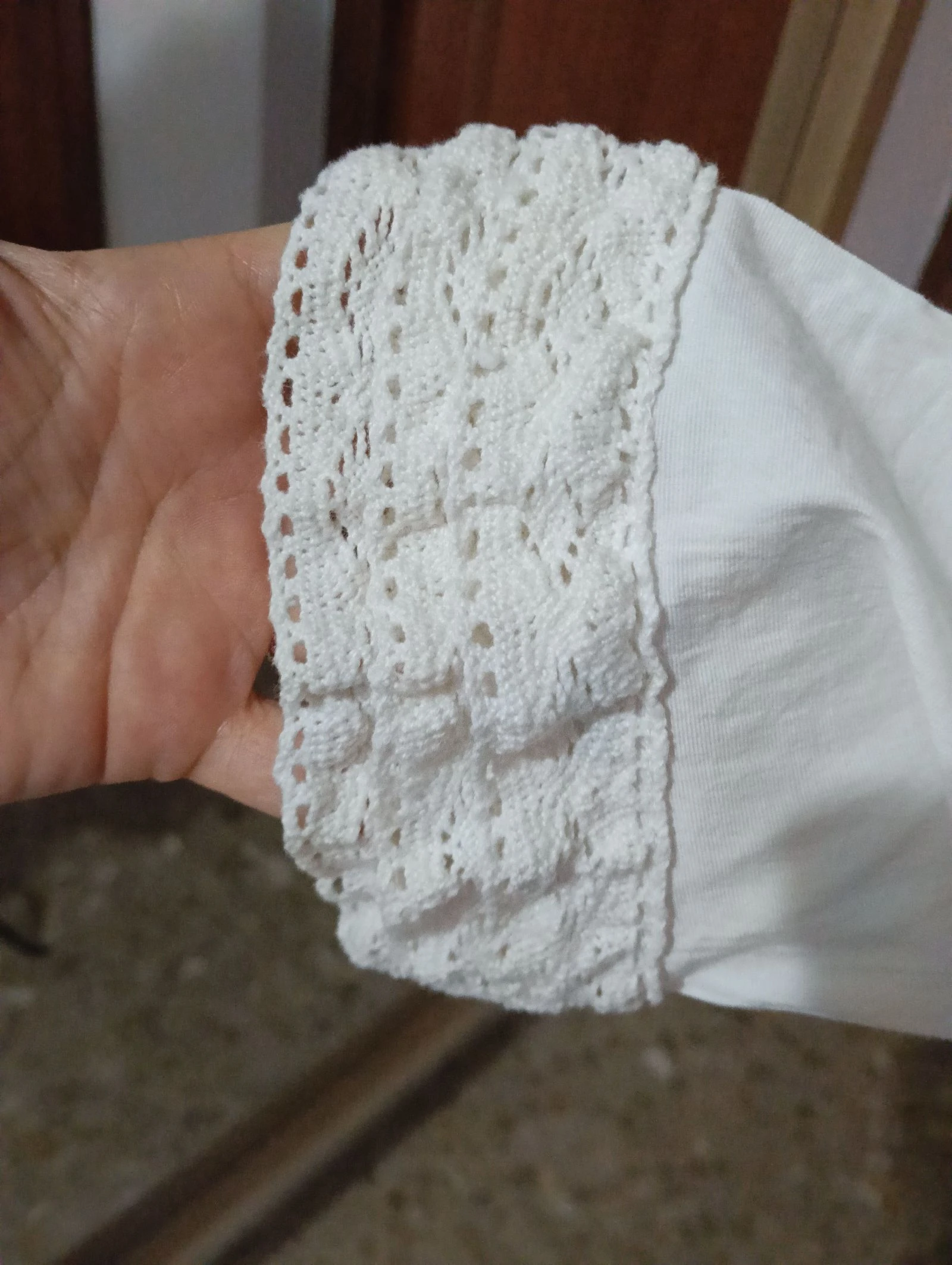 Witte blousejurk met kant, bedrukte rok en bijpassende riem – photo 8